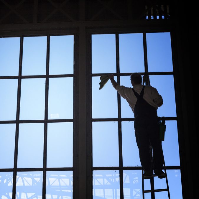 https://sg.climalit.es/blog/wp-content/uploads/2019/02/tecnico-limpiando-ventana-e1550045213718.jpg