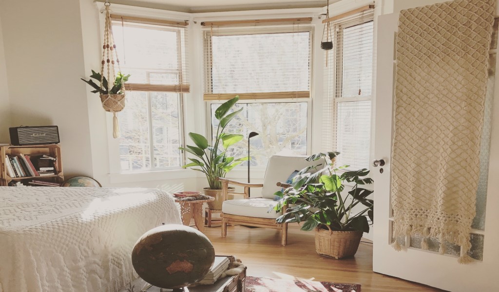 https://sg.climalit.es/blog/wp-content/uploads/2022/12/Ventanas-en-el-techo-mas-luz-natural_1.jpg