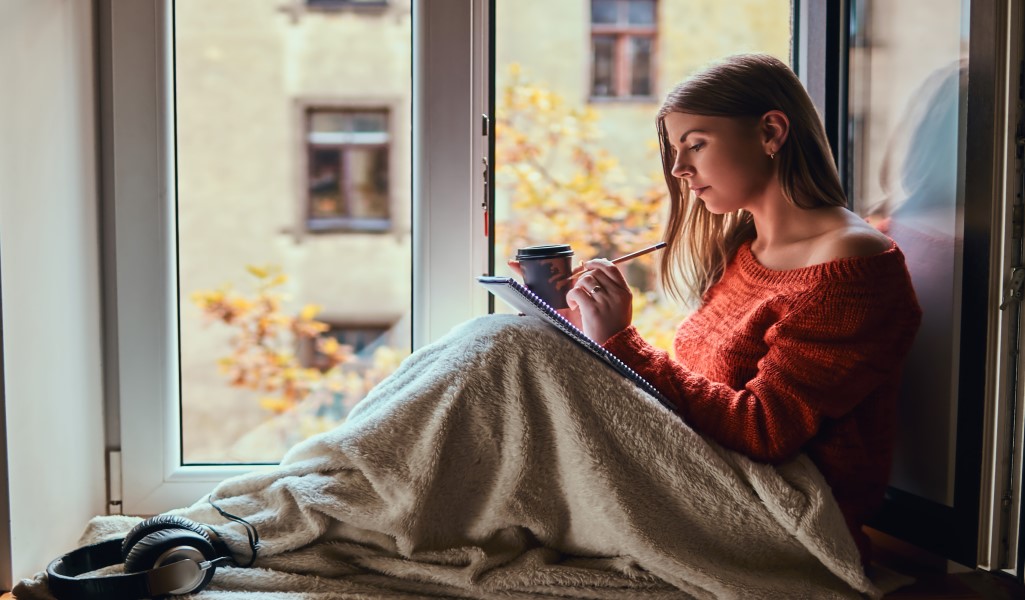 Mujer dibujando en la ventana