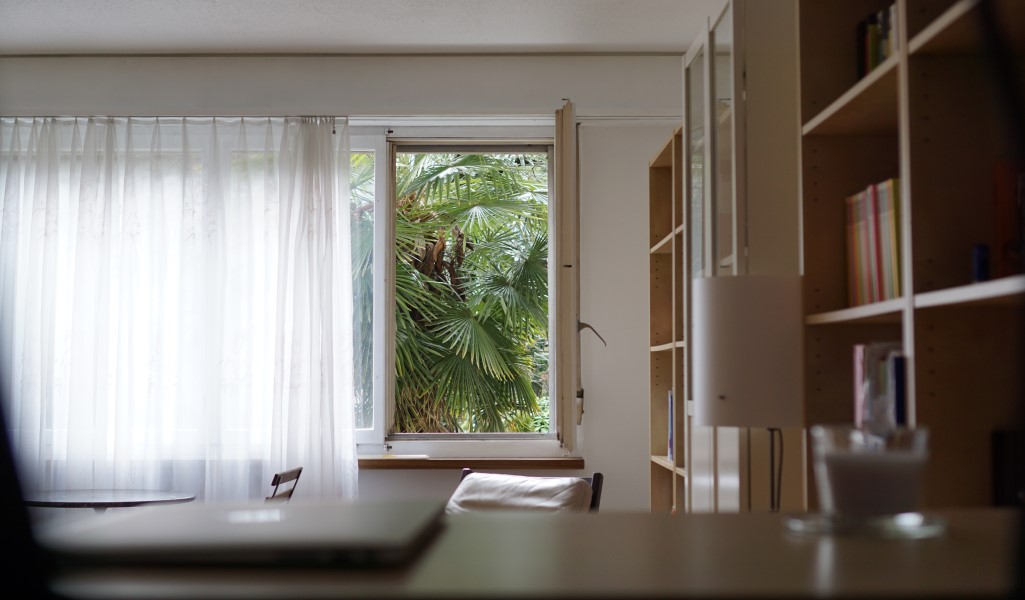 sala con ventana abierta