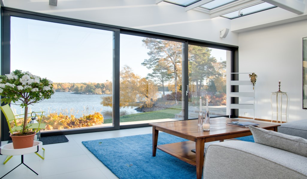 Salón con ventanal a un lago