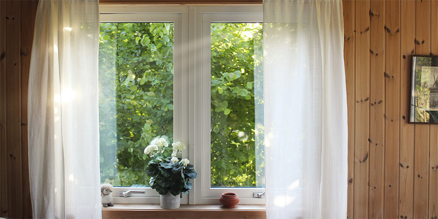 habitación con ventana a jardín