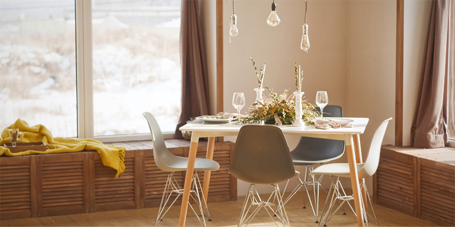 mesa de comedor con lámparas
