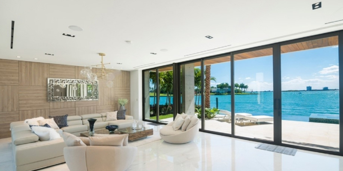 Salón con grandes ventanales Climalit