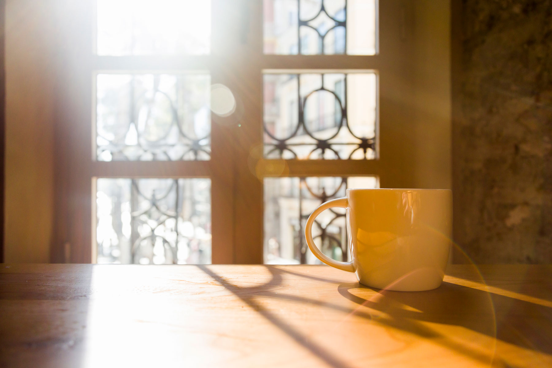 Imagen taza café frente a ventana confortable con luminosidad
