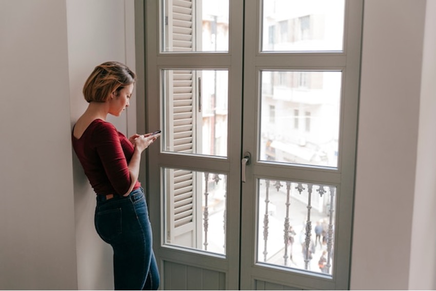 Imagen de mujer asomada a ventana Climalit