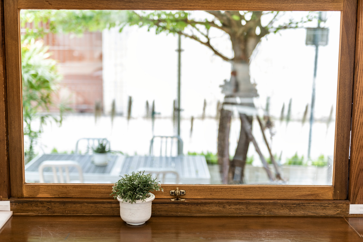 Imagen hermosa vista de ventana del hogar primavera Climalit