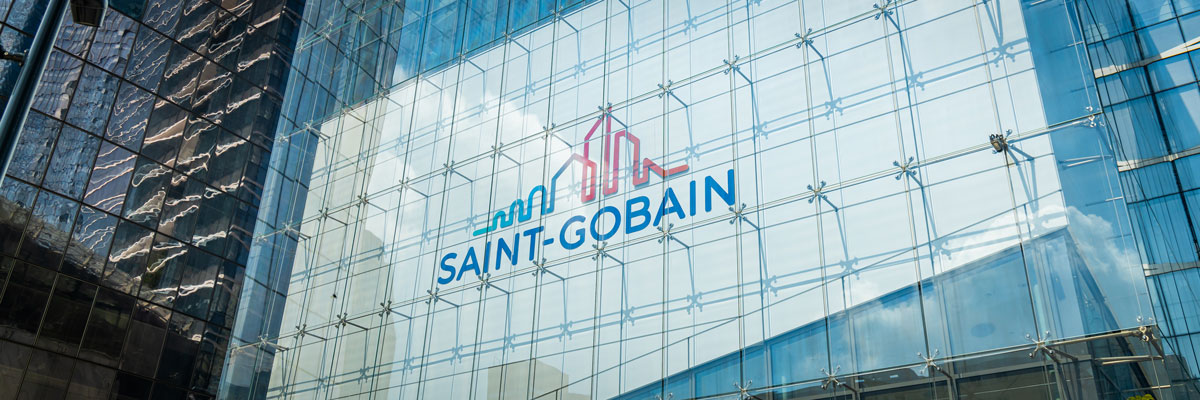 Fachada acristalada con logo Saint-Gobain y vidrios inteligentes