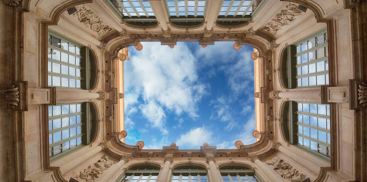 Patio interior de edificio histórico con grandes ventanales acristalados CLIMALIT PLUS®