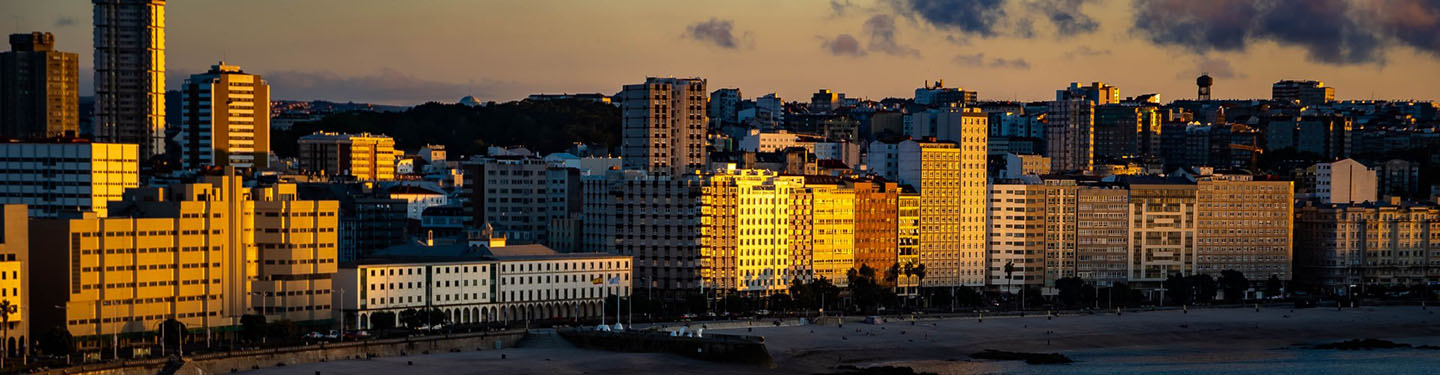 Playa urbana al atardecer